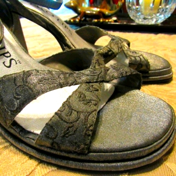 🩶 Awesome Vtg 90's Silver Metallic Floral Brocade Strappy Platform Heels - 7.5M - Picture 8 of 16